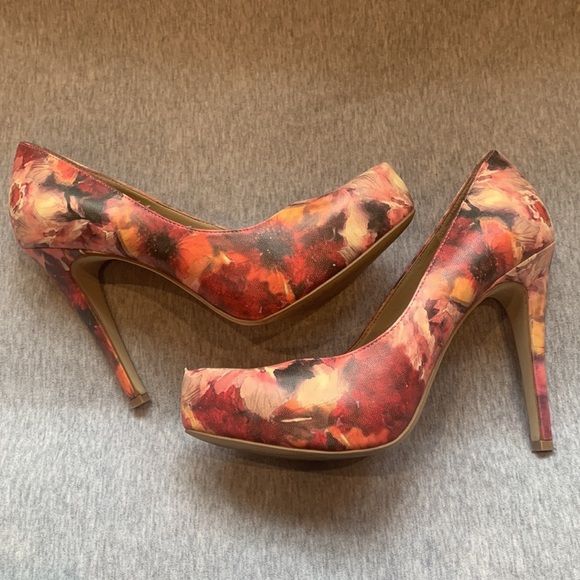 Woman’s BCBGeneration hidden platform heels - Picture 9 of 10